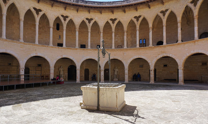 Castell de Bellver, Palma de Mallorca, Magaluf