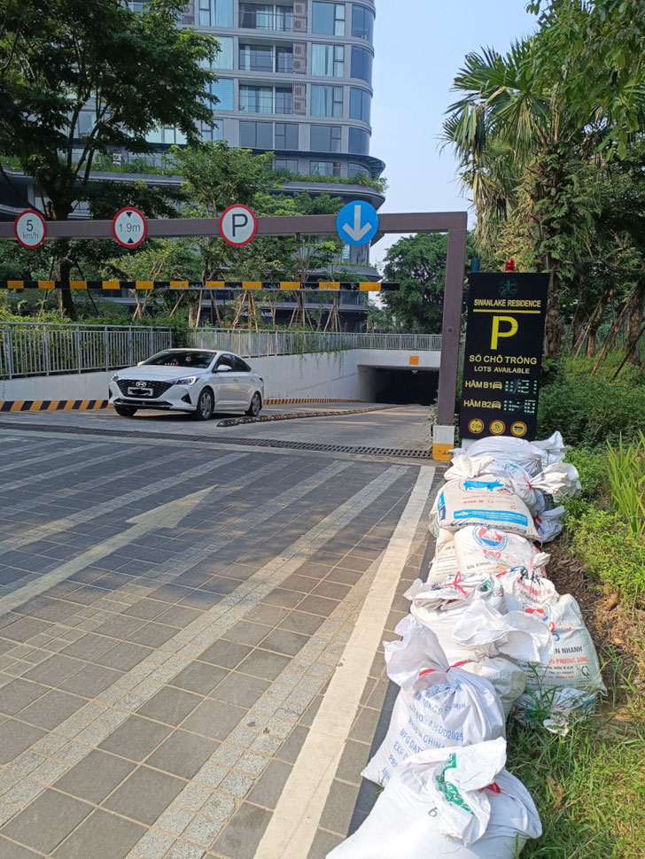 Sandsäcke sichern die Tiefgarageneinfahrt bei Hanoi – Vorbereitung auf die Regenfälle durch Tropensturm TAPAH.