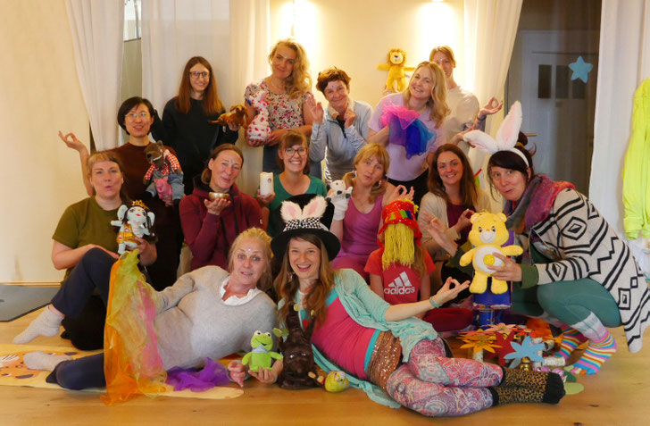 Aktuellstes Foto Juni 2026: Alter Yoga-Hase Claudia hat seit über 16 Jahren bereits über 5000 glückliche Kinderyoga-Lehrende (Hasen) ausgebildet!