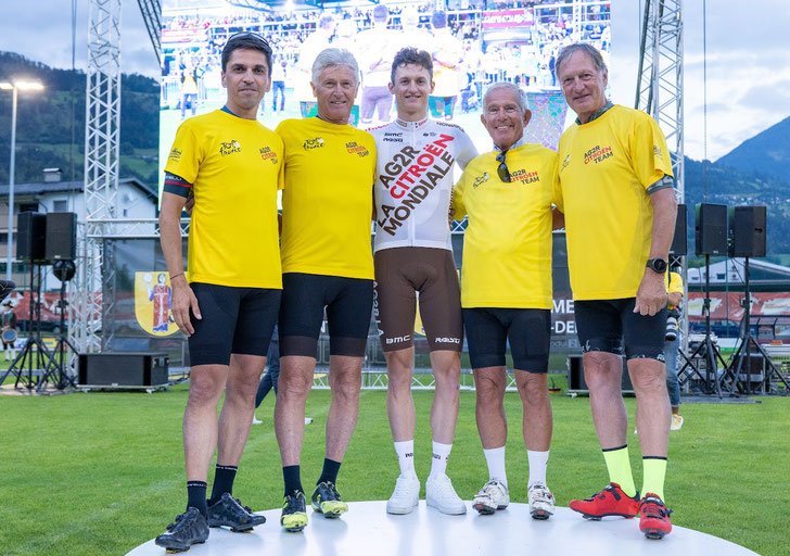  600 Radfans begleiteten Felix Gall bei der "Tour de Gall" in gelben Trikots von Lienz in seine Heimatgemeinde, wo ihn über 3.000 BesucherInnen feierten.