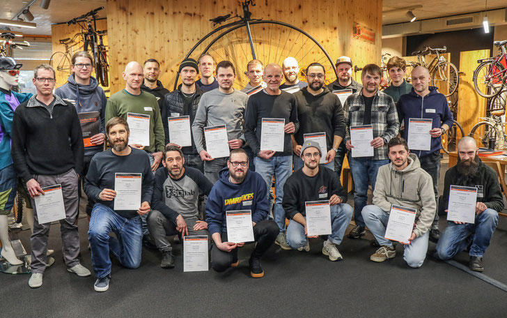 Gruppenfoto: Erfolgreiche Schulung zum Fahrrad-Sachverständigen © Zedler Institut