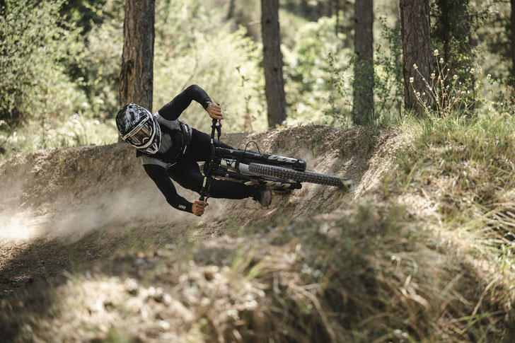 Leatt MY25: MTB-Action RideKit Flexmesh Chest Protection gefahren von Clemens Kaudela ©Rupert Fowler