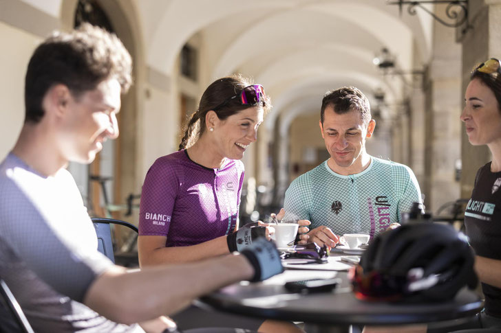 Diese Kollektion wurde für alle ambitionierten Radsportler entwickelt, von gut trainierten Amateuren bis hin zu Langstreckenfahrern. (Credits: Bianchi Milano)