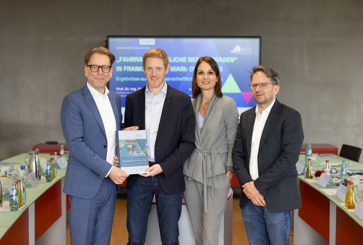 (v.l.n.r.): Mobilitätsdezernent Wolfgang Siefert, Prof. Dr.-Ing. Dennis Knese, Prof. Dr. Susanne Rägle, Stefan Lüdecke ©Frankfurt UAS