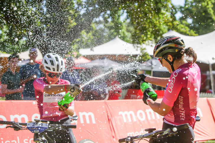 Fotos/Copyright: oakpics - Sektdusche von Mona Mitterwallner und Candie Lill