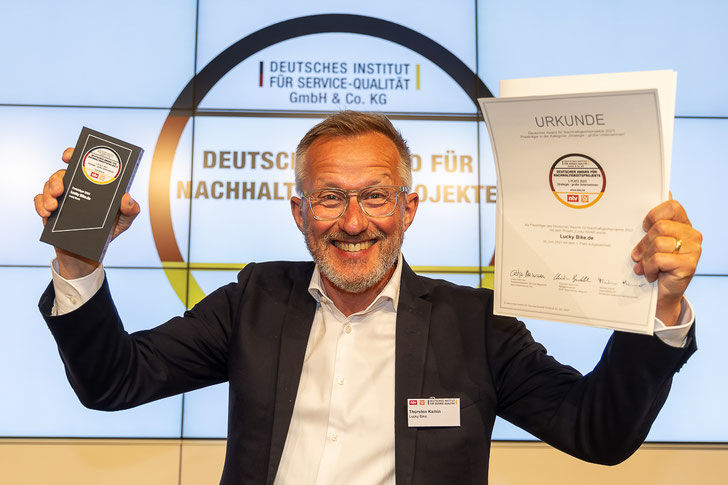 Lucky Bike Marketingleiter Thorsten Kamin hat die Auszeichnung in Berlin mit Freude in Empfang genommen. (Foto: Pedro Becerra / ntv / DISQ / DUP)