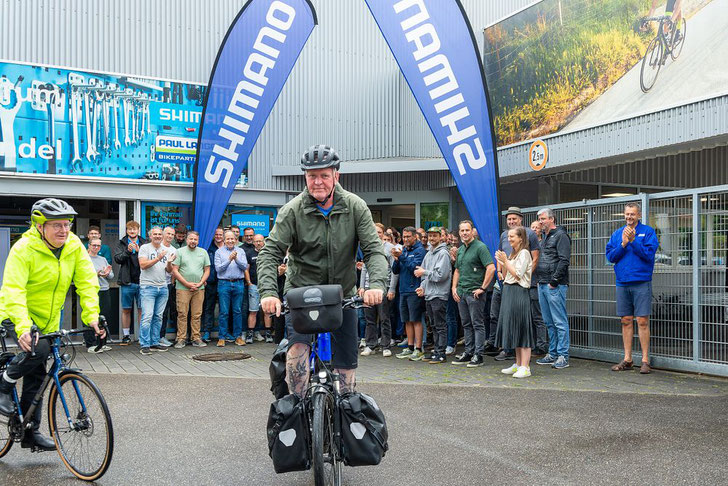 Bürgermeister Peter Pätzold (links) begleitete Oliver Trelenberg auf den ersten Kilometern der Etappe nach Tübingen standesgemäß mit dem Fahrrad © Paul Lange