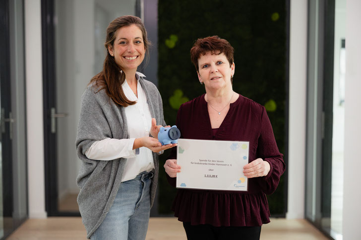 Wertgarantie-Mitarbeiterin Silke Lüer (r.) übergibt die Spendensumme an Frederike Ludwig-Lück, Geschäftsführerin des Vereins für krebskranke Kinder Hannover. Foto: S. Krahforst (Wertgarantie)