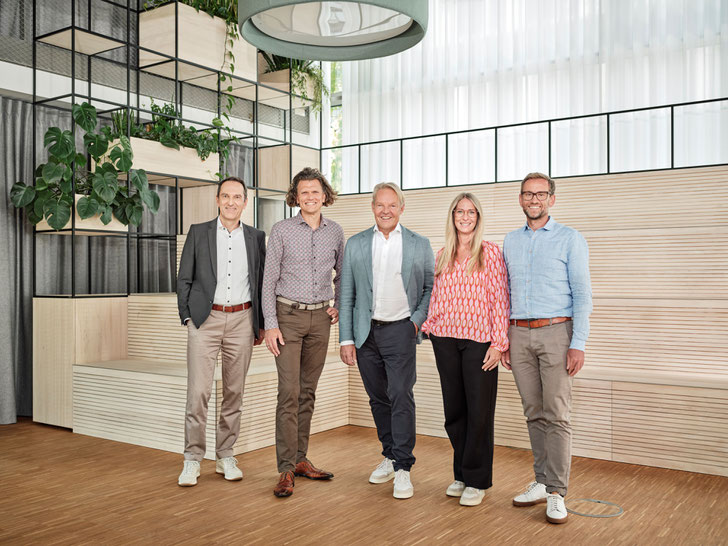 Christoph von Tschirschnitz (Mitte), der zum 1. Oktober den Vorstandsvorsitz der JobRad Holding von Holger Tumat (2.v.l.) übernimmt, mit CFO Reiner Heine (l.), JobRad-Gründer Ulrich Prediger (r.) und Mit-Gründerin Sandra Prediger. © JobRad® 2024