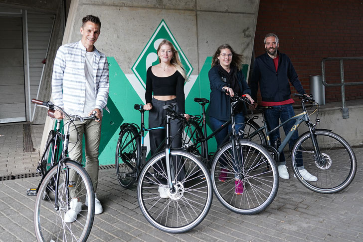 Michael Arends (Spielraum: Leitung Nachhaltigkeit), Anne Bruns (Lease a Bike: Leitung Marketing), Carina Wegmann (Lease a Bike: HR Managerin und CSR Beauftragte), Henrik Oesau (Spielraum: Fundraising, Evaluation & Internationale Projekte) ©Lease a bike