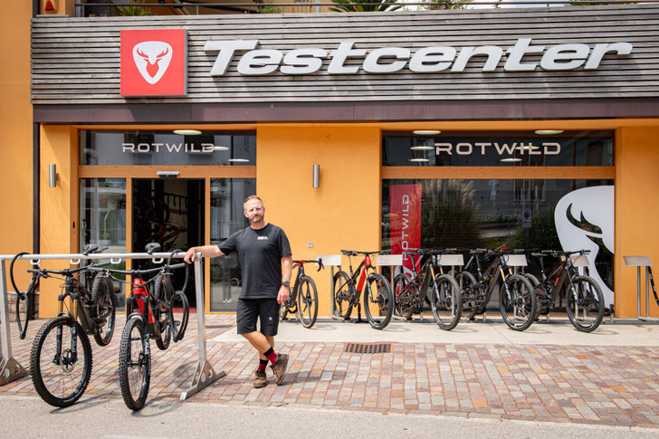 Sebastian Schlote vor dem Rotwild-Shop ©Rotwild