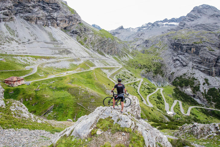 Die Stilfser-Joch-Straße feiert dieses Jahr ihre ersten 200 Jahre: die perfekte Zeit, sie auf zwei Rädern zu entdecken und zu erleben, vom Giro d'Italia bis zu Enjoy Stelvio Valtellina, Stelvio Santini und Re Stelvio Mapei. ©Luca Pedrana