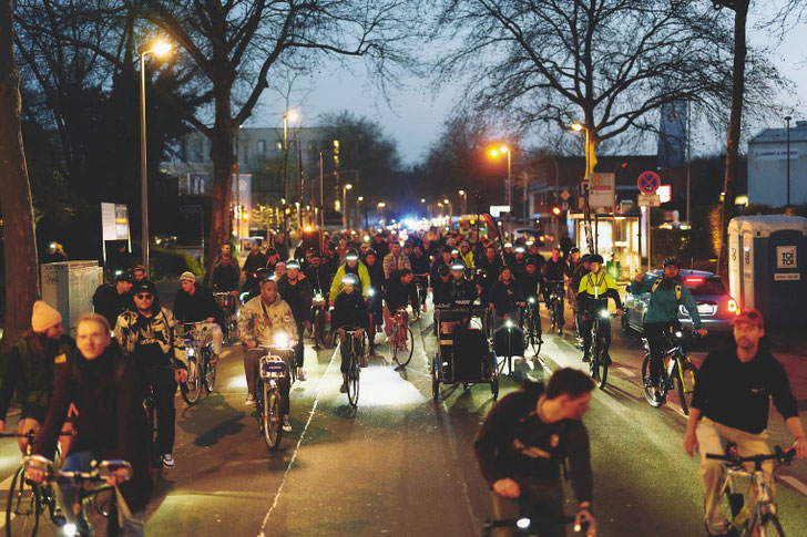800 Radfahrer „erobern“ Düsseldorf bei Nacht – UNIT 1 und Dom Whiting machen Sichtbarkeit zu einem Statement ©Unit1