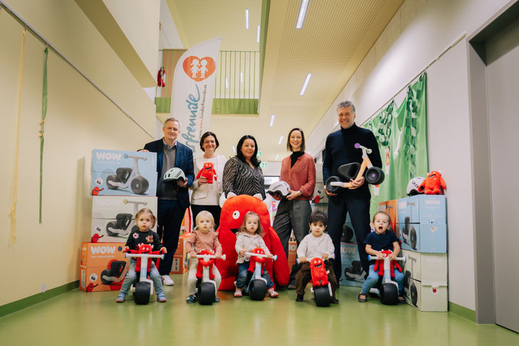 v.l.n.r.: Daniel Bohmann (GF Wiener Kinderfreunde), Marion Pregesbauer (Wiener Kinderfreunde), Isabella Langstadlinger (Kindergarten Schartlgasse), Nicole Lunzer (VP Brand woom), Bernd Hake (CEO woom) @woom GmbH/Ivan Bandic