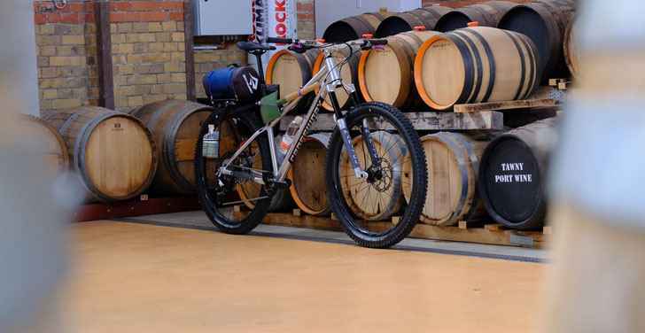 Shot vom ZERO in einer lokalen Gin-Manufaktur. ©CroxxWorx Cycles
