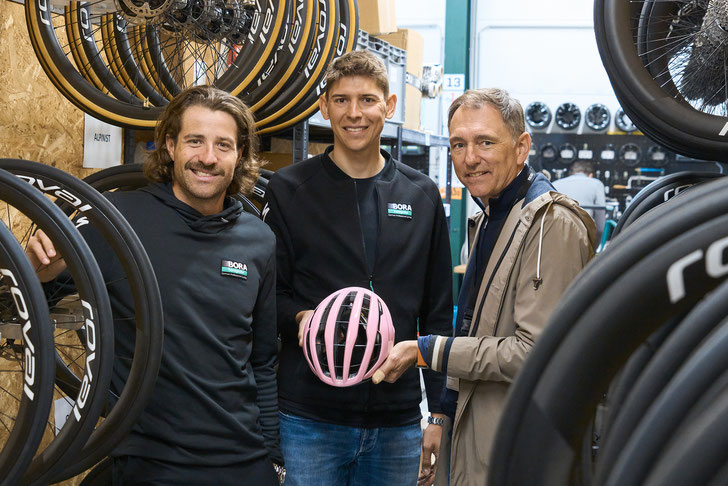 Mit dem eigens entworfenen Helm im Giro-Rosa ©Inscript