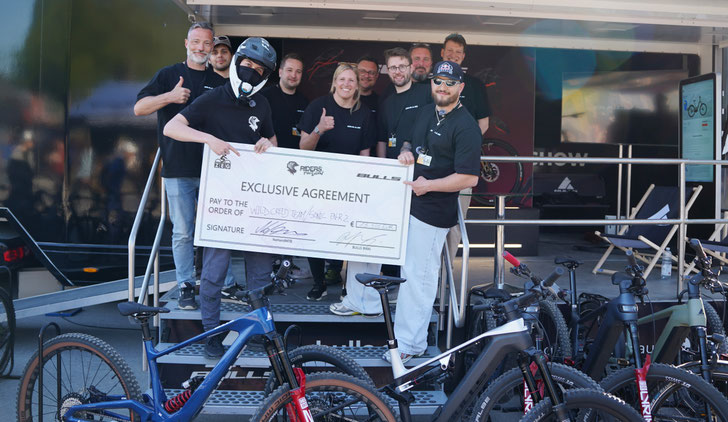 Die Übergabe der beiden BULLS-Bikes an NoHandMTB fand symbolisch vor großem Publikum auf den Münchner E-Bike-Days statt. ©ZEG/Bulls