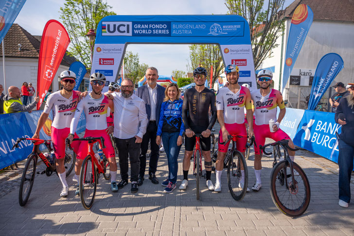 Copyright: Christian Krutis - Vorm Start, v.l.n.r.: Johnny Hoogerland, Martin Koch, Hannes Hessenberger, Sportlandesrat Heinrich Dorner, Bürgermeisterin Bettina Zentgraf, Ivan Basso, Benjamin Karl, Rene Haselbacher