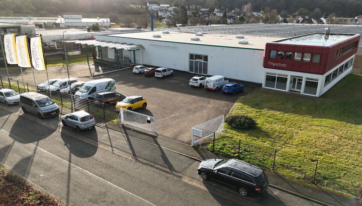 Neuer by,schulz Firmenstandort mit Bürokomplex und angeschlossenem Warenlager