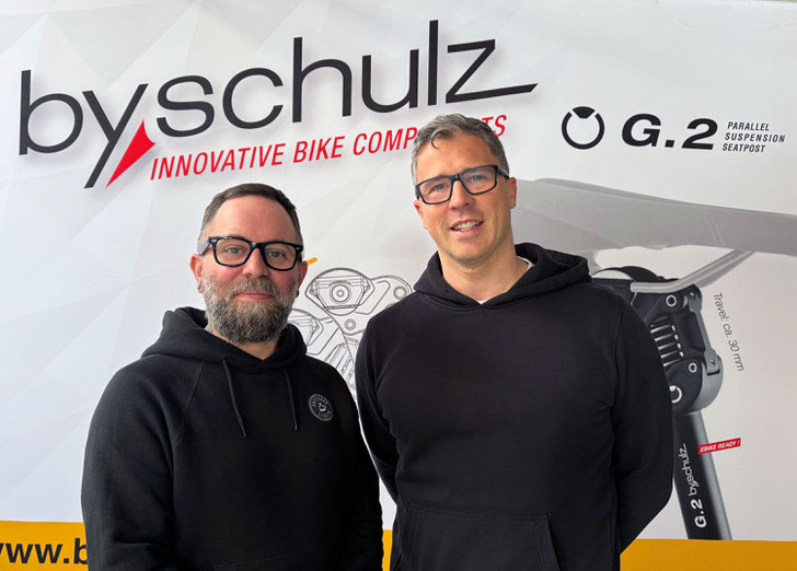 v.l.n.r. Jürgen Mißbach und Abteilungsleiter Stefan Kalweit