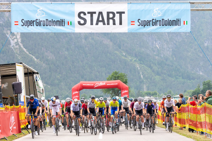 Start zum SuperGiroDolomiti 2025 (Copyright: Expa Pictures)