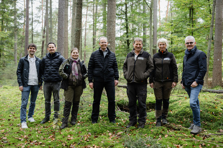 Die Wertgarantie-Vorstände Udo Buermeyer (Mitte) und Konrad Lehmann (r.) informieren sich vor Ort über das Waldumbauprojekt im Wendland. Foto: Wertgarantie | Julian Stecher