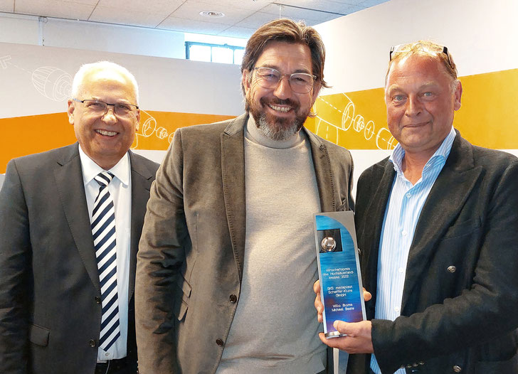 Freuen sich über den HSK-Wirtschaftspreis: SKS-Geschäftsführer Willo Blome und Michael Beste (v. r.) mit Landrat Dr. Karl Schneider. 