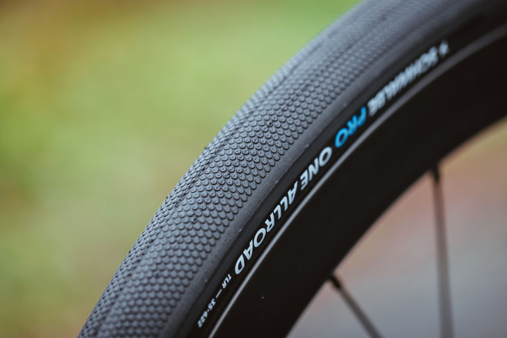 PRO ONE Allroad schließt die Lücke zwischen Rennrad und Gravel ©Schwalbe