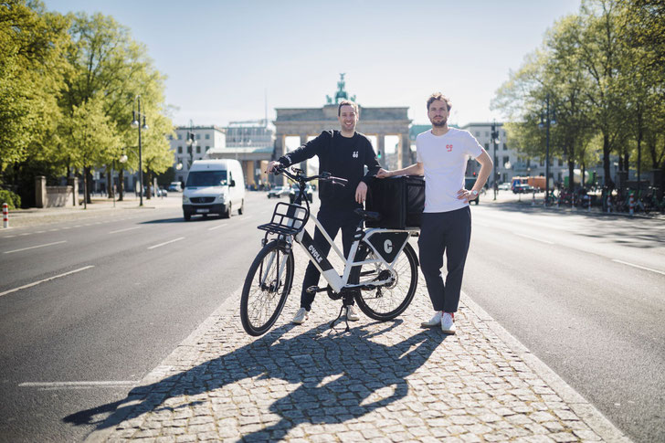 Co-Founder Luis Orsini-Rosenberg und Nikodemus Seilern am Brandenburger Tor (©Bild: Rico Rolle)