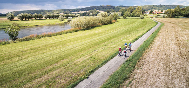 Mit der Familie im Radurlaub - hier auf der ADFC-Qualitätsradroute Weser-Radweg. © TMN DZT Jens Wegener Weser-Radweg