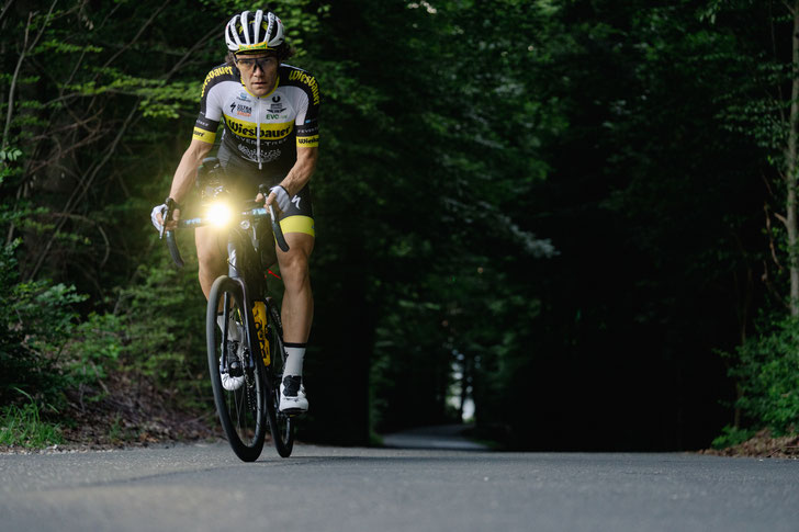 Christoph Strasser bei der Fahrt in die Nacht // Copyright: Karelly / lexkarelly.com