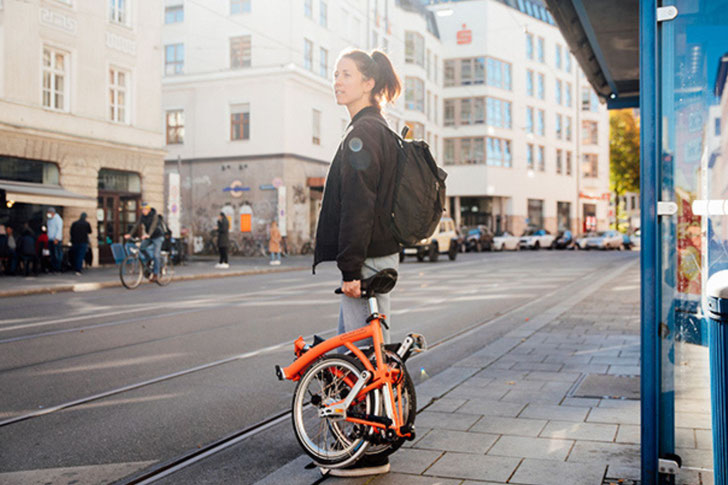 Dein Brompton lässt sich klein zusammenfalten und du kannst es in Züge während der Stoßzeit, in die Straßen- oder U-Bahn, auf Boote oder im Kofferraum eines Autos mitnehmen. ©Brompton