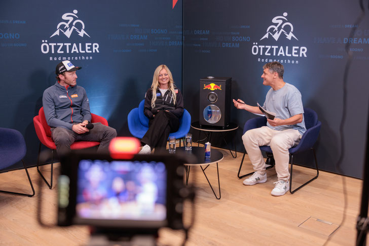 - Die Wintersportler:innen Sarah Dreier und Simon Eder im Vorjahr bei Stefan Steinacher im ÖRM TV Studio (Copyright: Ötztal Tourismus/Jochen Müller)