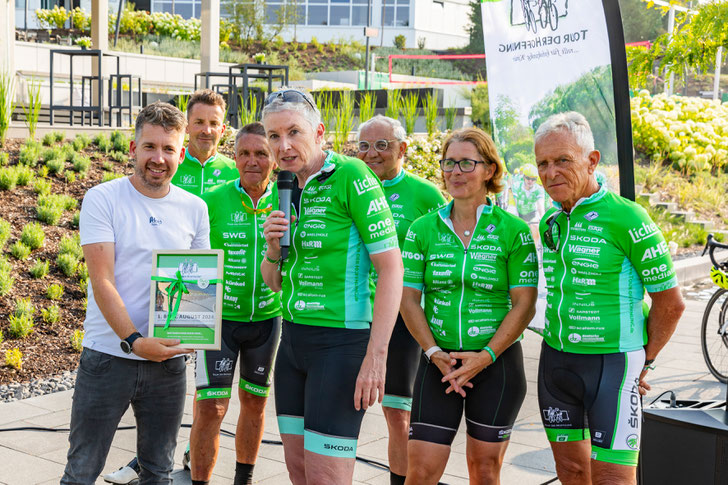 Auf dem Bild von links nach rechts: Daniel Bremicker, Michael Puderbach, Jupp Kapellmann, Petra Behle, Felix Magath, Uschi Disl und Klaus-Peter Thaler. © ABUS