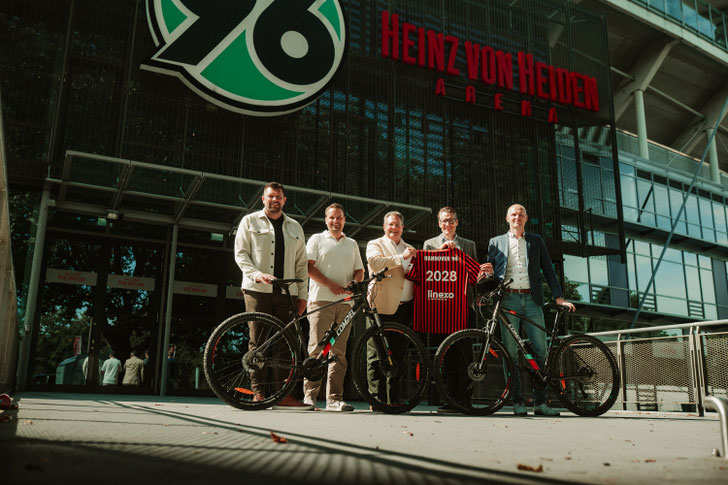 Für mehr Fahrrad und Fußball v. l. Christian Woike und Arne Buchholz (Sportfive), Patrick Döring (WERTGARANTIE Group), Henning Bindzus (Hannover 96) und Sören Hirsch (linexo by Wertgarantie), Bild: Hannover 96 