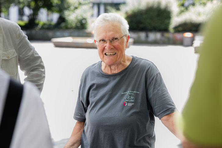 „Solange mein Hintern und der Fahrradsattel sich einig sind und solange mich Spender einladen – solange mache ich weiter!“, sagt Dr. Marta Binder. Foto: Wertgarantie