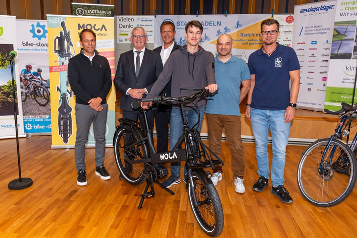 v. li.: Christoph Bantle - CEO Messingschlager, Johann Kolb - Landrat Lkr. Bamberg, Markus Hammrich - Leitung Mobilität Lkr. Bamberg, Jakob Näger - Gewinner per Los, Thilo Klinner - GF Bike Store, Christoph Helmrich - Key Account Manager ©