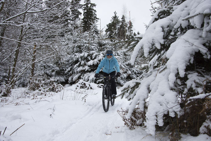 Fahrradfahren im Winter kann wunderschön sein, ist aber manchmal auch nicht unbedingt ungefährlich. © brisch27 auf Pixabay