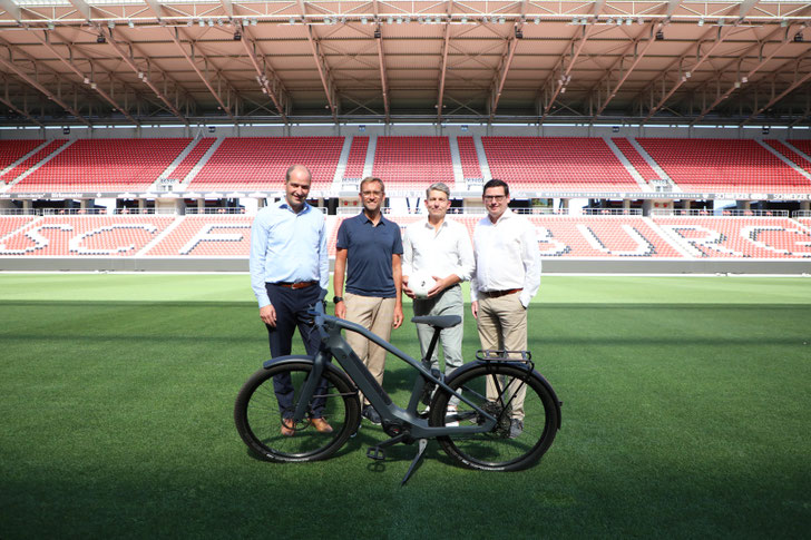(v.l.n.r.) Peter Schwabe (Abteilungsleiter Sponsoring SC Freiburg), Ulrich Prediger (Gründer JobRad und Aufsichtsratsmitglied JobRad Holding AG), Florian Baur (Geschäftsführer JobRad GmbH), Oliver Leki (Vorstand SC Freiburg) im Stadion des SC Freiburg