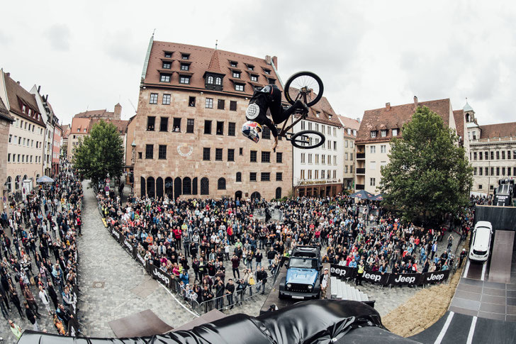 Emil Johansson aus Schweden tritt während des Finales des Red Bull District Ride 2017 in Nürnberg am 2. September 2017 auf / Red Bull District Ride 2017 Nürnberg, Deutschland