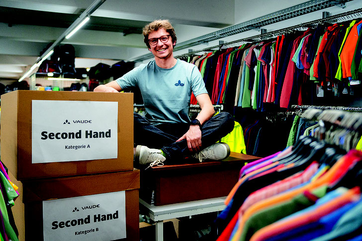 Robert Klauer, verantwortlich für die zirkuläre Unternehmensentwicklung bei VAUDE, freut sich über den Start des Second Hand Online-Shops.