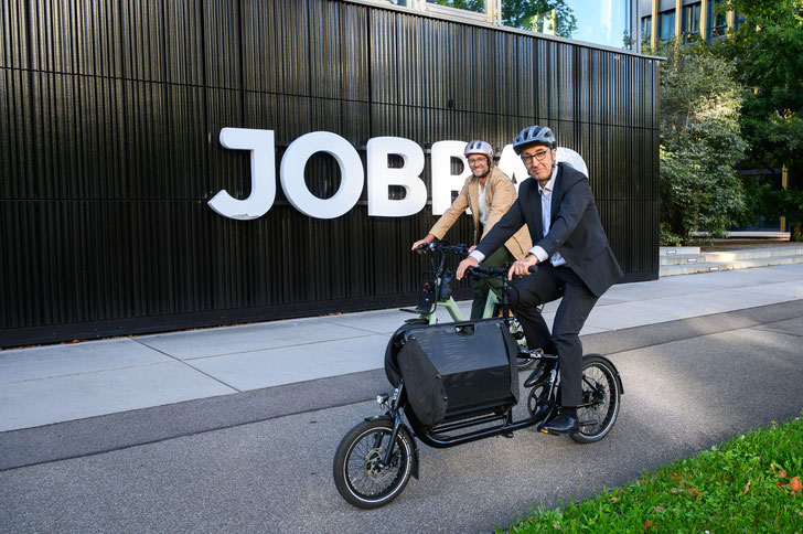  Cem Özdemir und JobRad-Gründer Ulrich Prediger fahren gemeinsam über den JobRad-Campus in Freiburg. ©JobRad