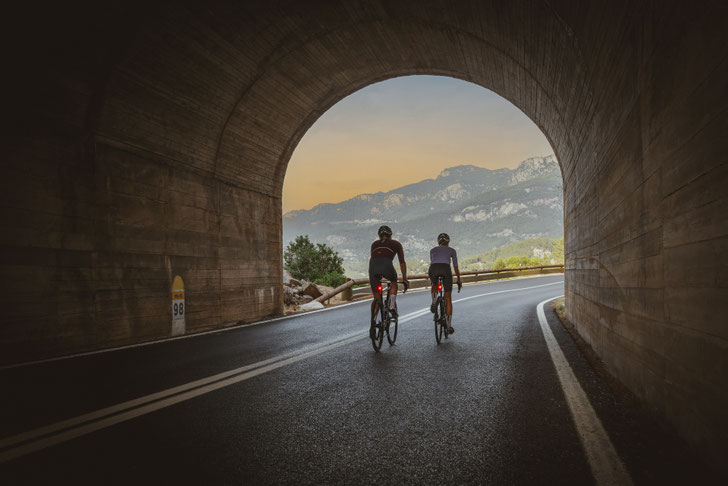 Ein helles Rücklicht signalisiert dem nachfolgenden Verkehr deutlich, dass sich ein Radfahrender voraus befindet. ©Sigma