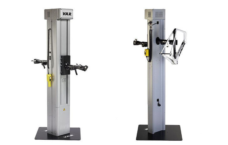 Links der Reparaturständer PR-88100 mit Erweiterungs-Kit PR-88150. Rechts mit der mechanischen Klemme PR-90550.