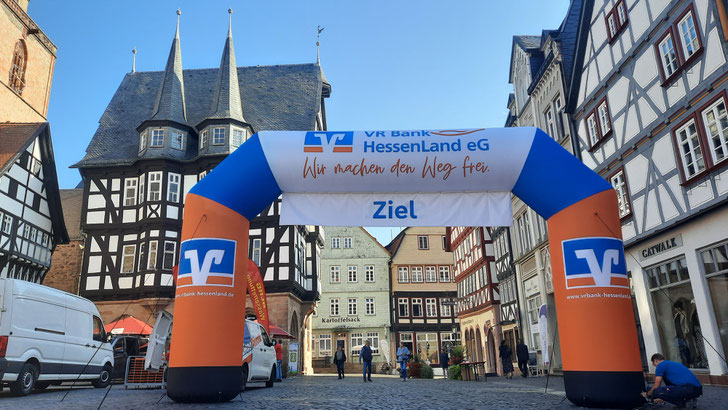 Ein aufblasbarer Torbogen überträgt Ihre Werbebotschaft über die Köpfe der Zuschauer hinaus. ©air-promotion.de