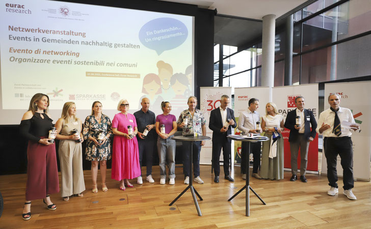 Gruppenbild mit allen Talkgästen des Abends ©Eurac Research/Sabine Jacob