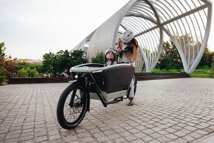 Revolution für Lastenrad-Mütter: Der NEON Smart Helmet macht den Großstadtdschungel sicherer und stylisher ©UNIT 1