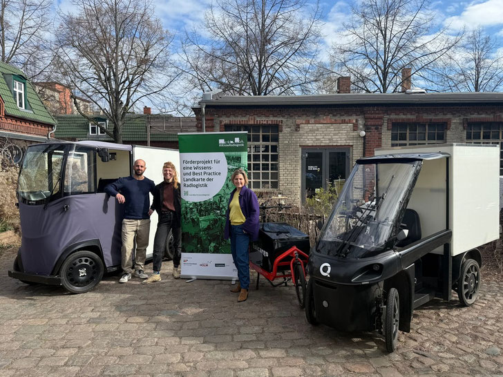 von links: Gabriele Commisso von cargobike.jetzt., Luise Braun vom Radlogistikverband Deutschland e.V. und Dr. Franziska Wouters von der HOLM GmbH vor verschiedenen Commercial Cargo Bikes. Bildquelle: isicargo GmbH