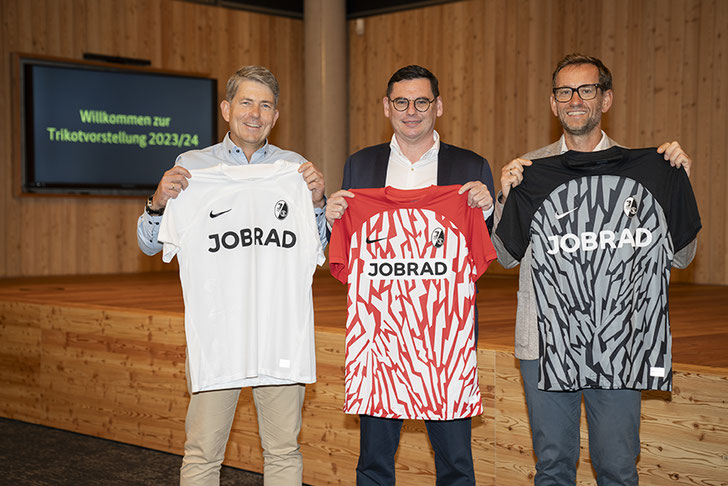 JobRad-Geschäftsführer Florian Baur, SC-Vorstand Oliver Leki und JobRad-Gründer und stellvertretender Aufsichtsratsvorsitzender der JobRad Holding SE Ulrich Prediger mit dem neuen Trikot des Sport-Club (v.l.n.r.).