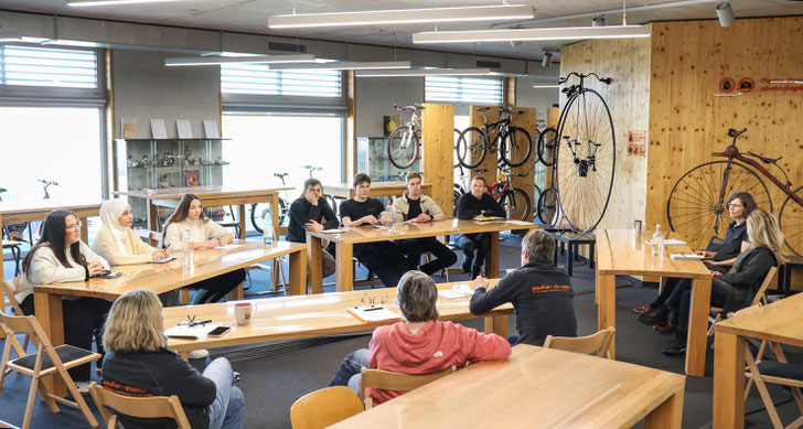 V.r.n.l. oben: Lisa Perikic, Joudy Arbash, Lea Haasper, Phil Schäfer, Timothy Wieser, Lars Oefinger, Philipp Kipker. Auf dem Bild fehlt Bendix Petmecky © Zedler-Institut